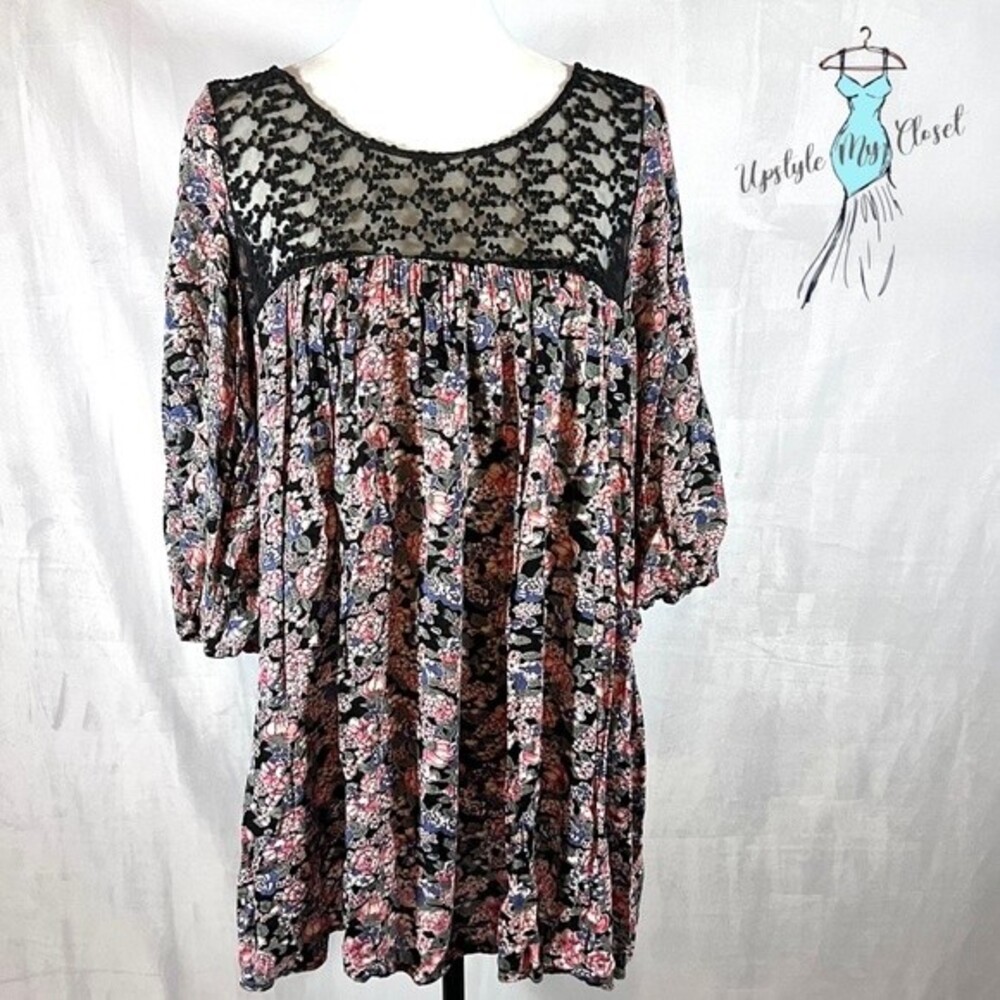 En Creme lace yoke cross back floral tunic top size medium